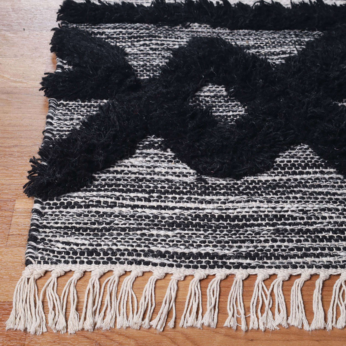 4' X 6' Black And Ivory Wool Geometric Flatweave Handmade Stain Resistant Area Rug With Fringe