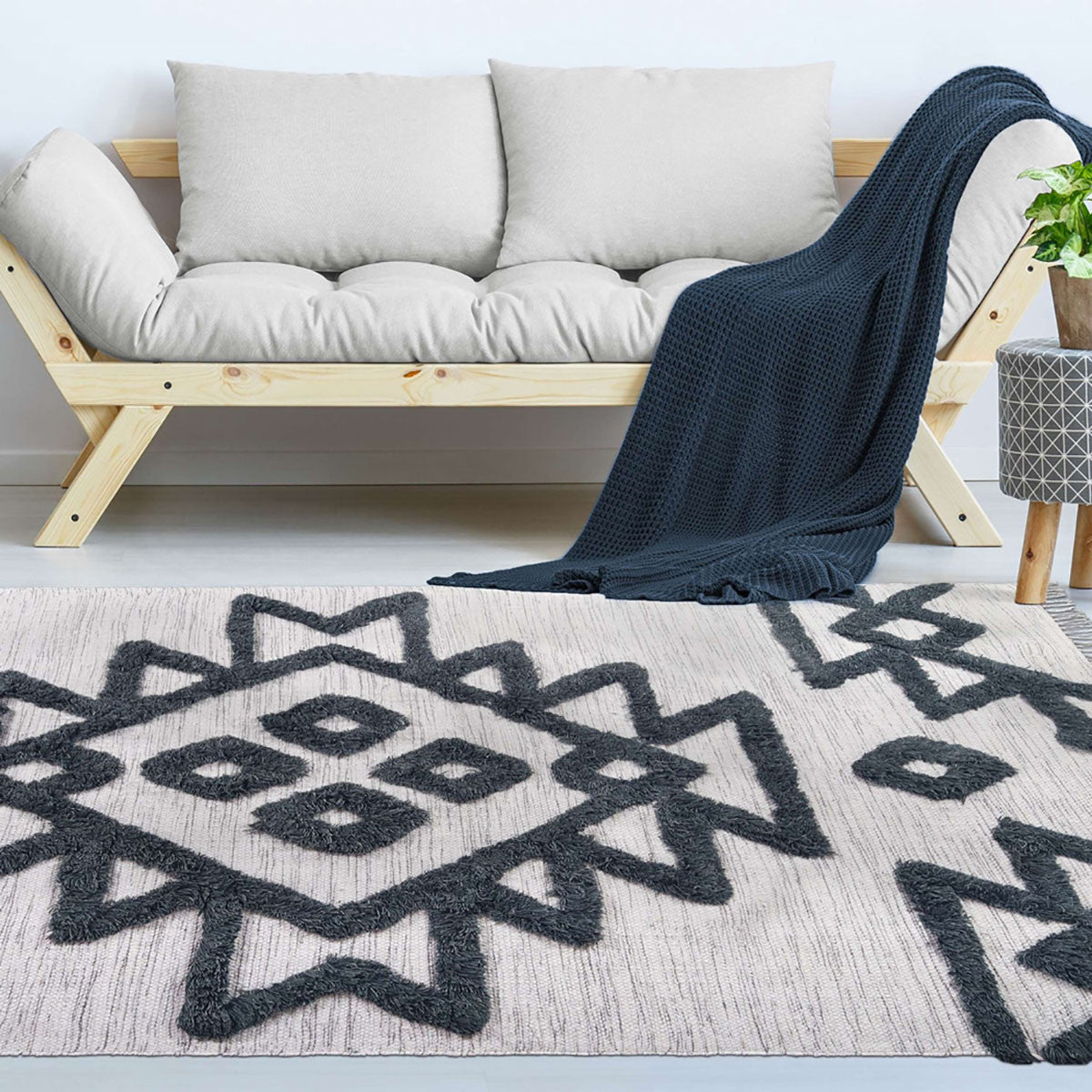 4' X 6' Ivory And Charcoal Wool Geometric Flatweave Handmade Stain Resistant Area Rug With Fringe
